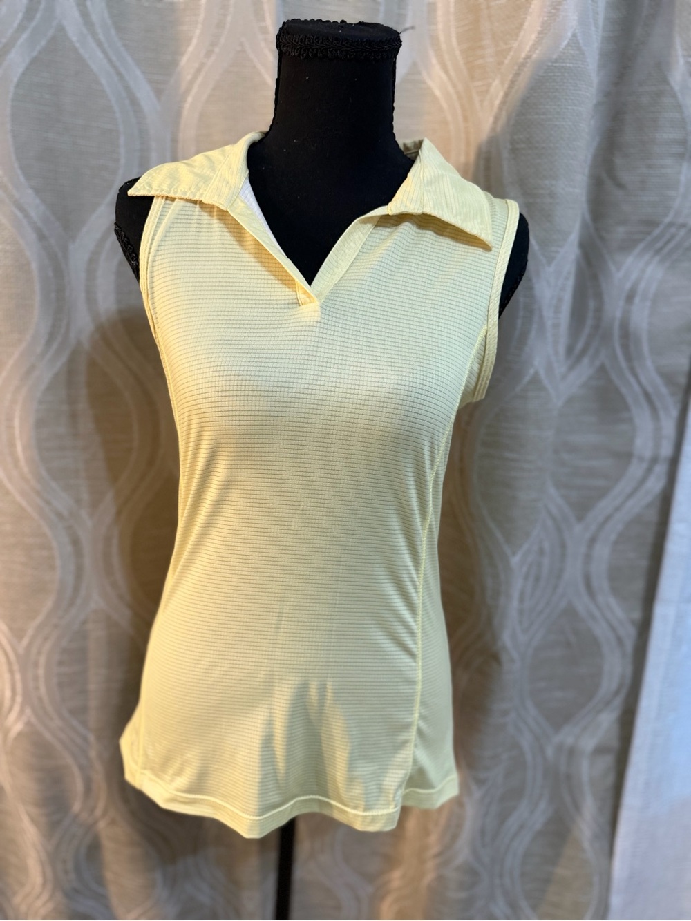 The Bubble Sleeveless Collared Polo Tank Top - Light Yellow
